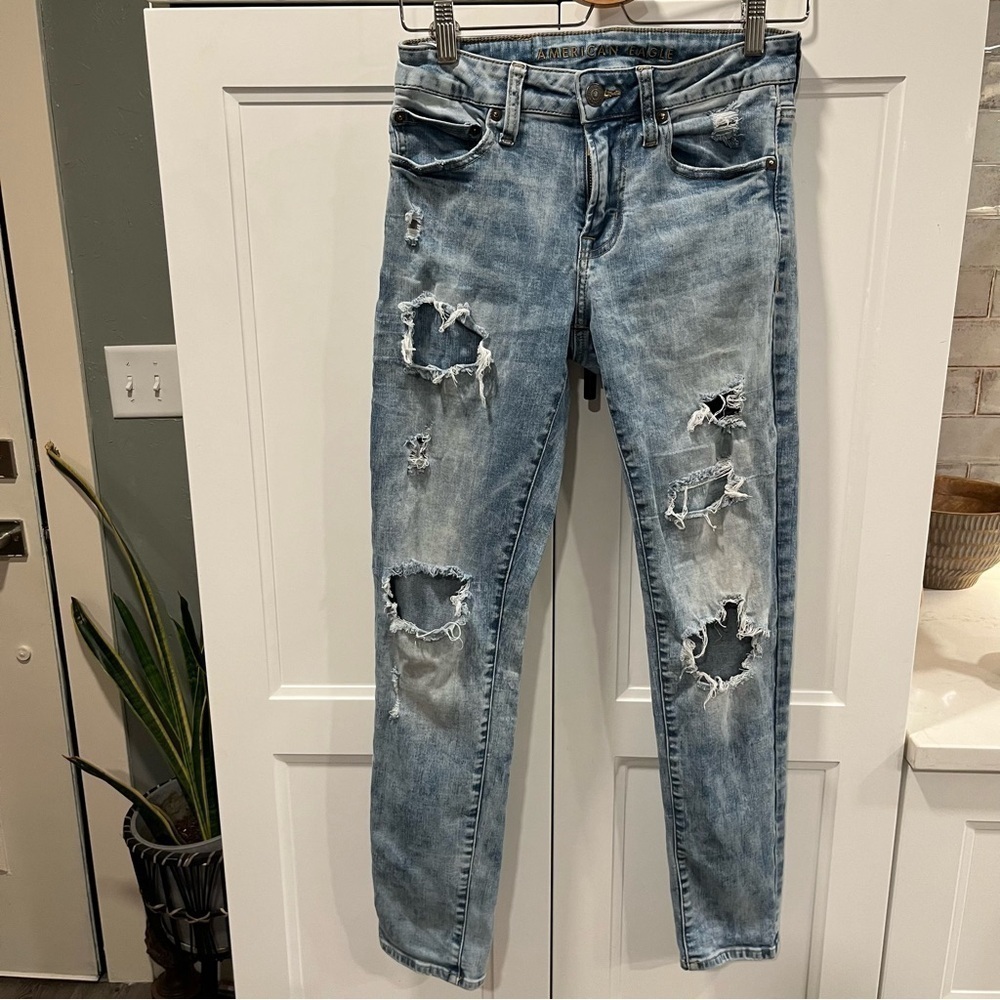 American Eagle Destroyed Light Wash Skinny Jeans 28x30